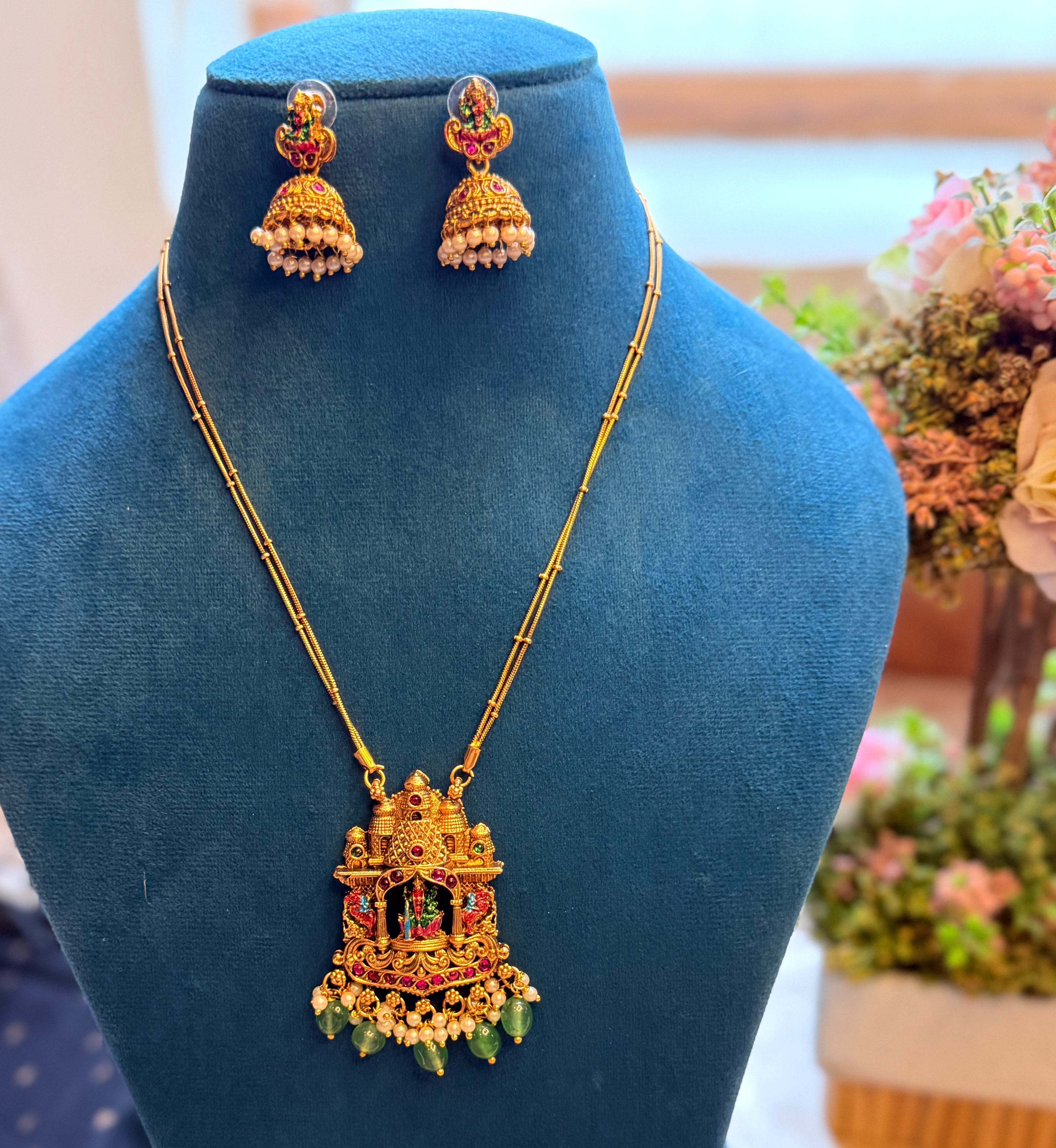 Antique Pendent Neck Set