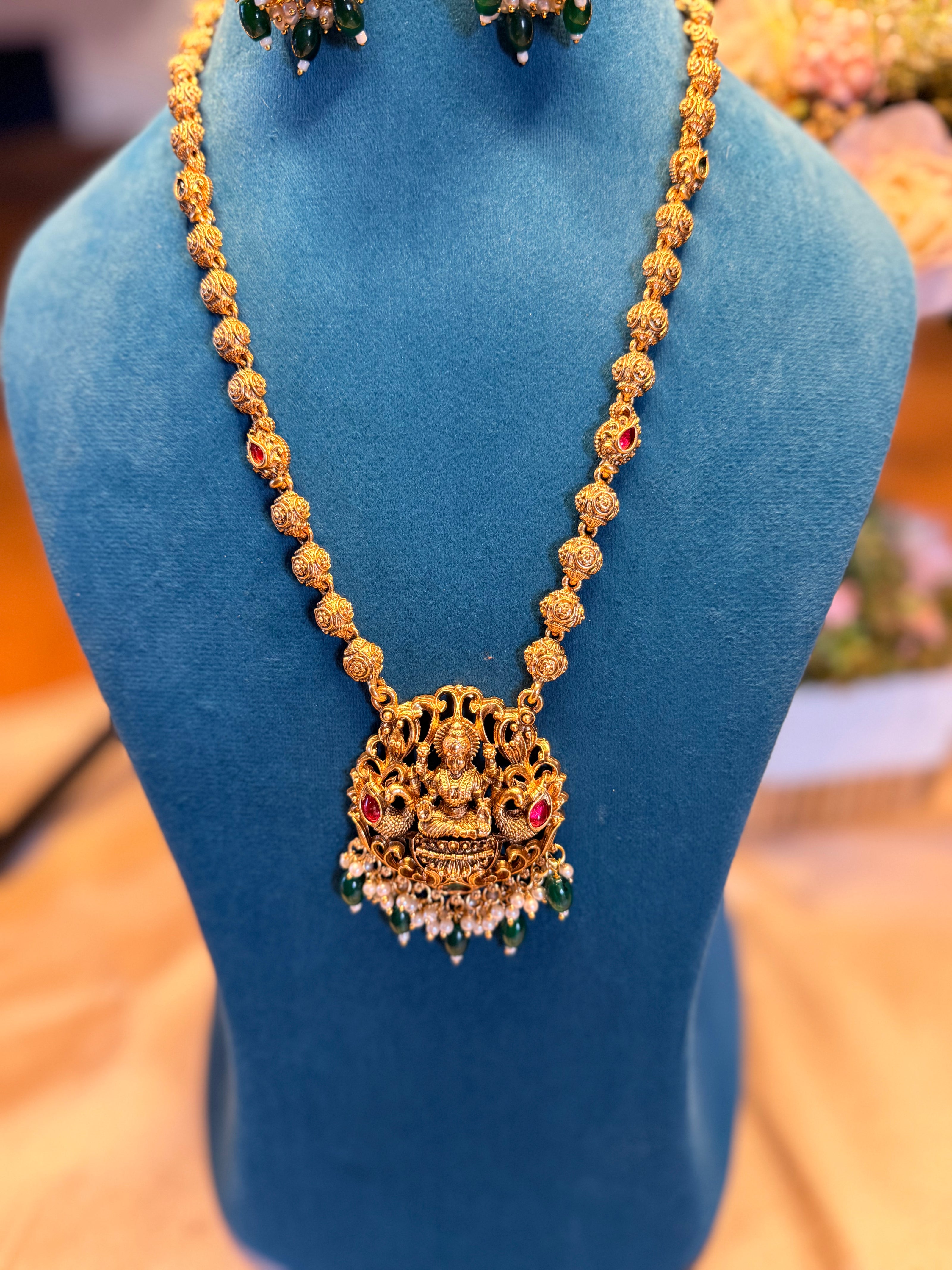 Divine Antique Neck Set