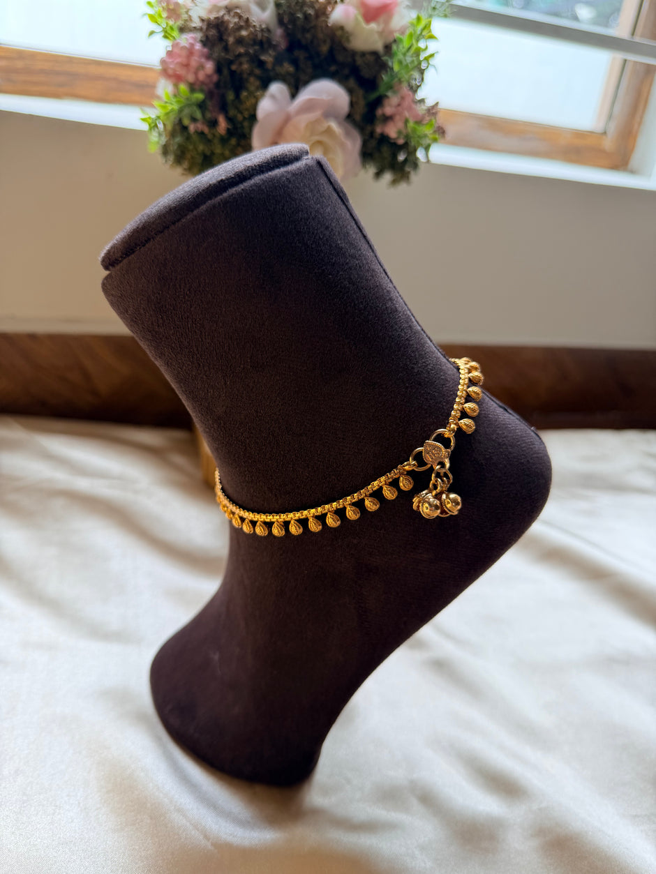 Elegant Gold Tone Anklet